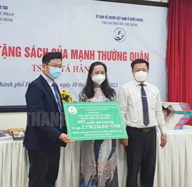 Overseas Vietnamese in US presents over 900 precious specialized books to students in HCMC